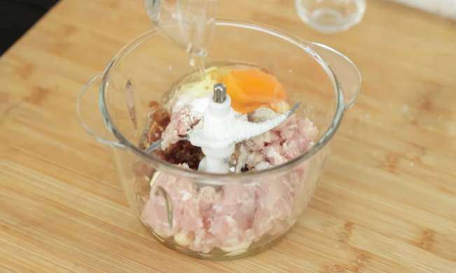 Bahan bakso goreng. (YouTube)